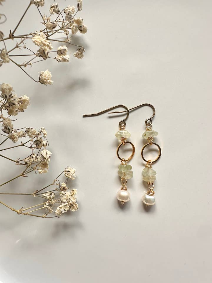 Boucles d'oreilles pendantes en préhnite Elizabeth pour la vente par Little Rooster Studio