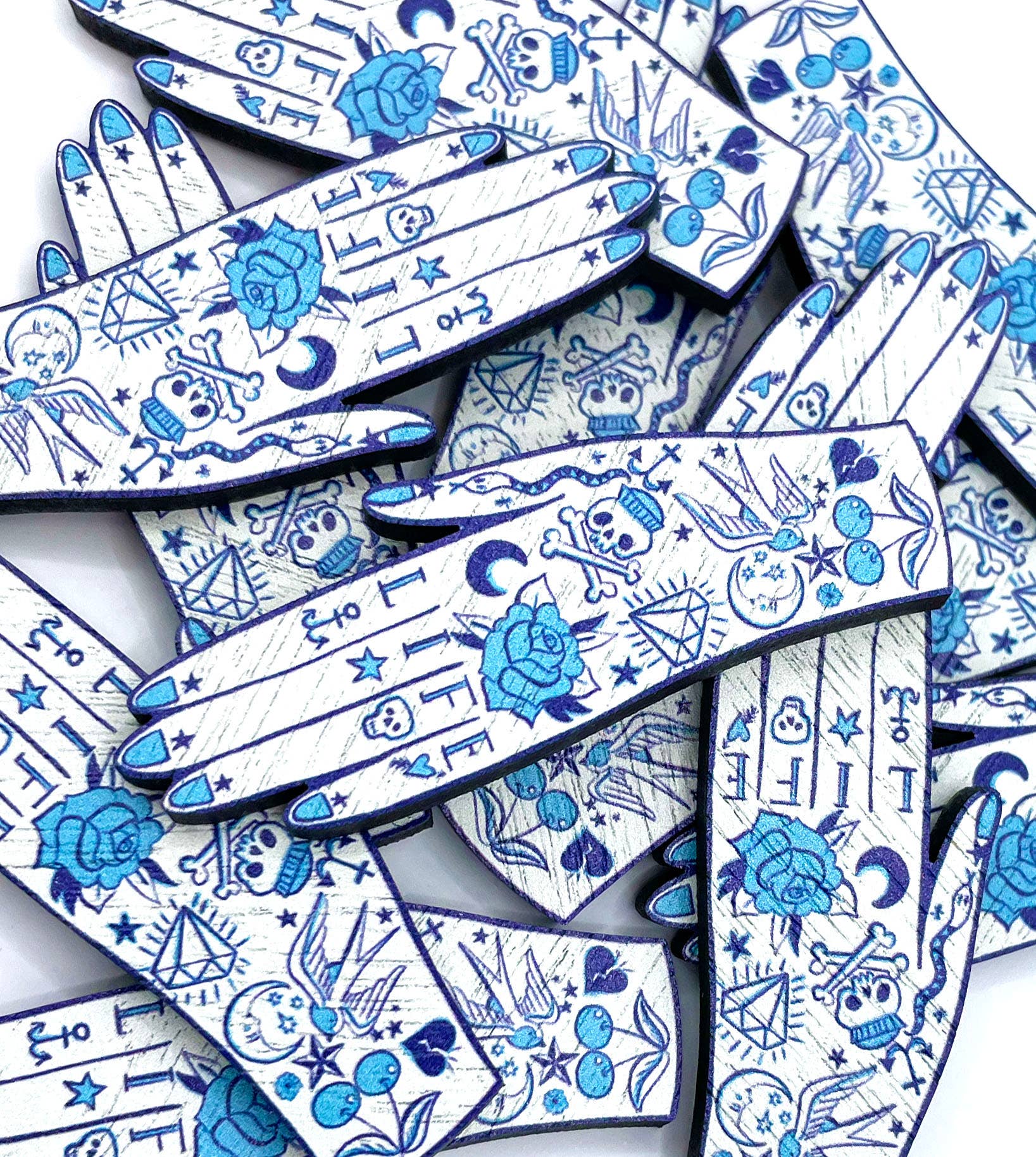 Su Owen - Vente Broches - Broche en bois main tatouée style nautique avec message écologique2