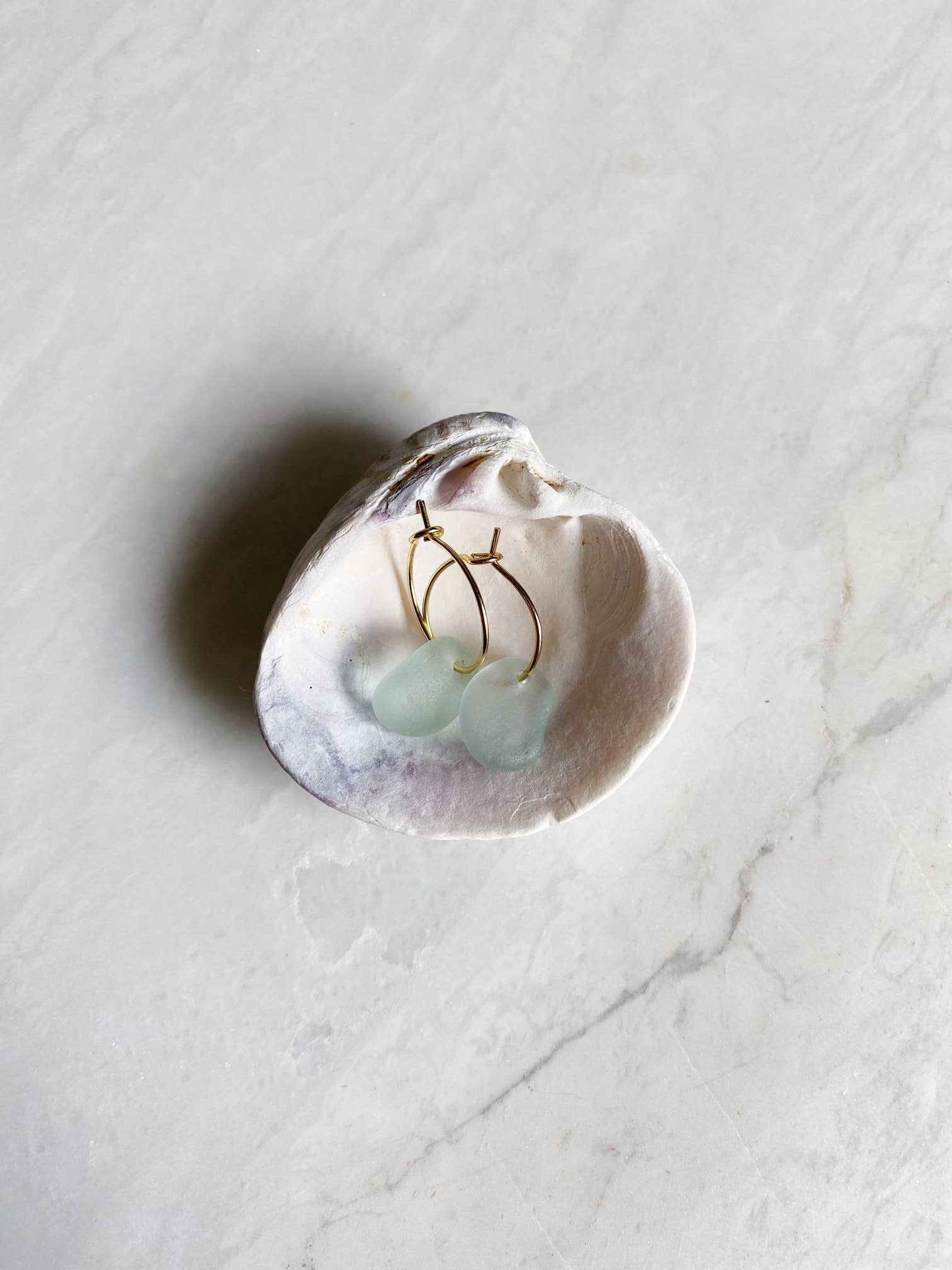 Salt & Pine - Vente Créoles - Boucles d’oreilles créoles en verre de mer • Petit cadeau côtier à moins de 15 $6