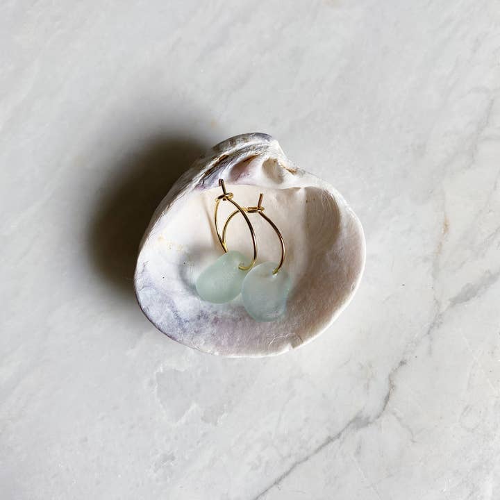 Salt & Pine - Vente Créoles - Boucles d'oreilles créoles en verre de mer • Petit cadeau côtier à moins de 15 €2