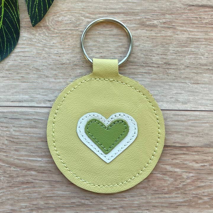 Læder nøglering, gul med hjerte design, ægte læder for engroshandel hos Mally Designs