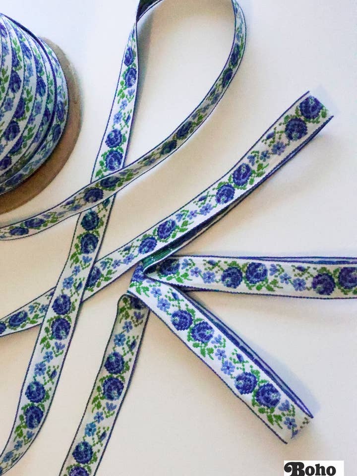 Bobine de 144 yards. Jardin de roses Pixel en bleu, galon jacquard vintage tissé de 3/4", TRIM-064 pour la vente par Boho Fabrics