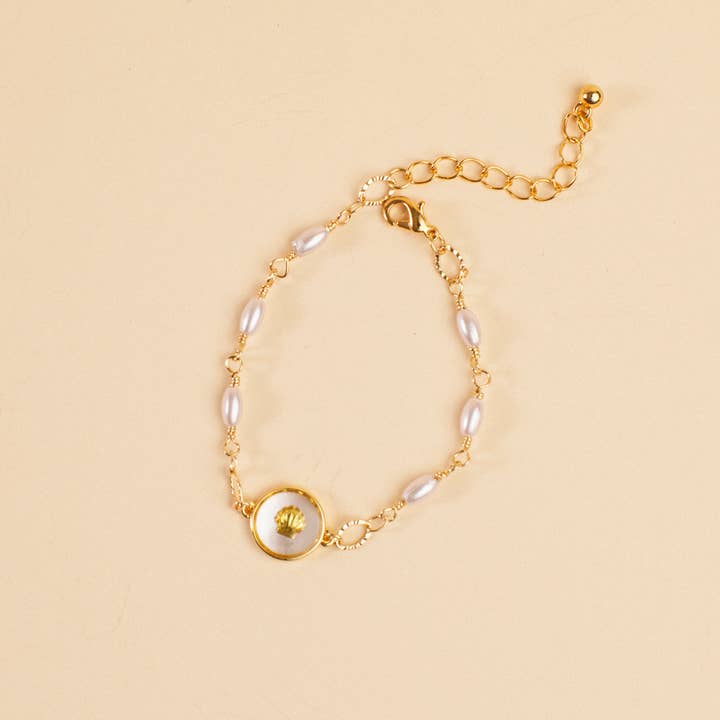 Elysian Pearl Bracelet and other Purchase Wholesale vendedora castañas. Free Returns & Net 60 Terms on Faire trending on Faire.