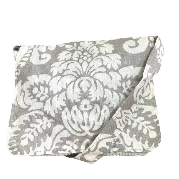 Sac à bandoulière de Tee Mo pour la vente par Shop Refugee