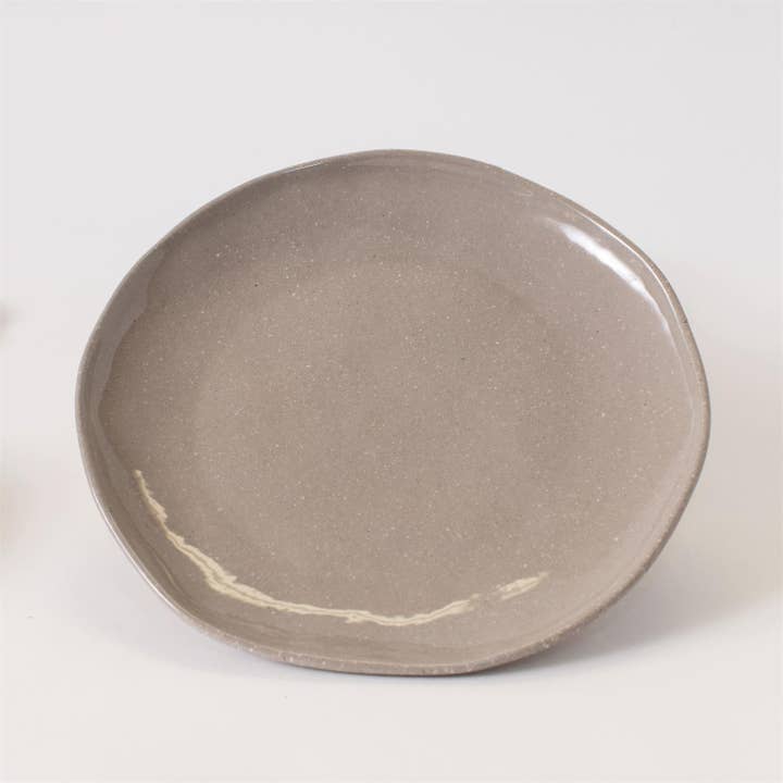 Assiette en céramique recyclée, bord brut (PK/12) pour la vente par Audrey's Home & Gift