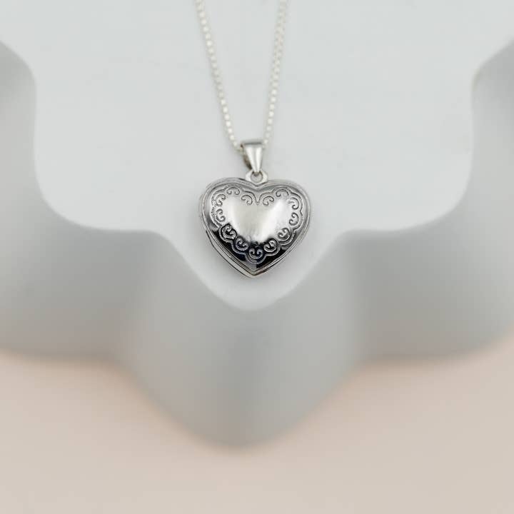 Collier pour fille en argent sterling avec médaillon en forme de cœur pour la vente par Cherished Moments