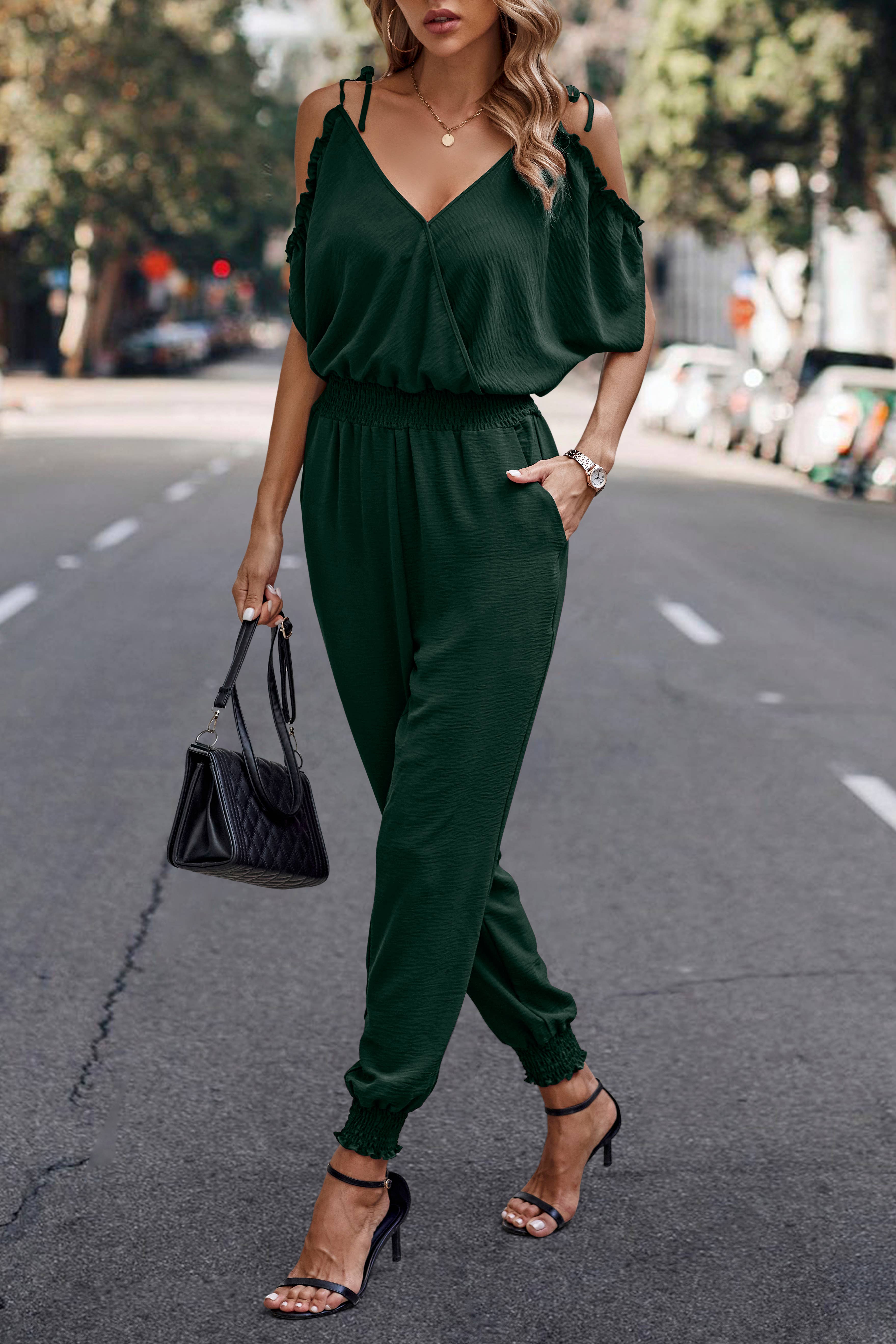 eLook – Großhandel Jumpsuit – Damen – SZ1-J9004 Schulterfreier Wickeloverall mit gesmokter Schulterpartie48