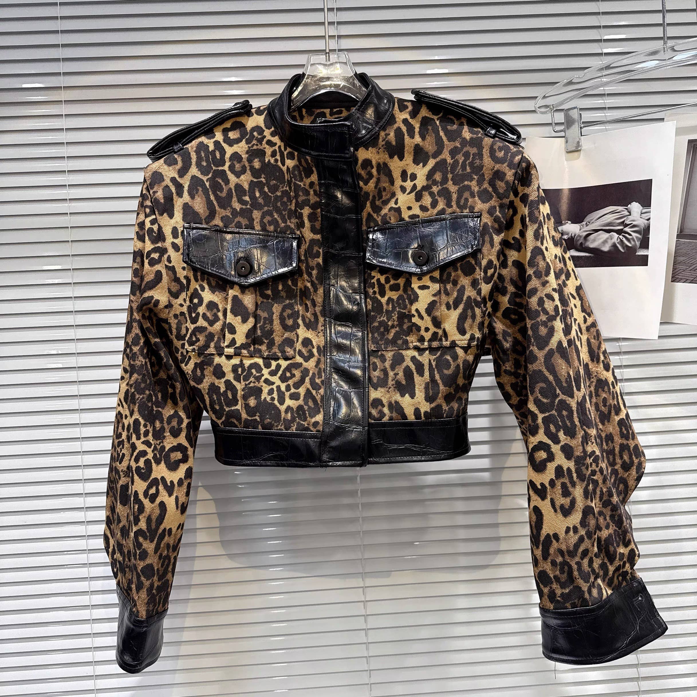 Productseeker – Engroshandel Motorcykeljakke - Dame – JK165Y Leopard Patch Faux Croc Læder Street Style Jakke6