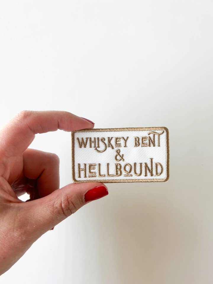 Whisky Bent & Hell Bound bruine geborduurde opstrijkbare patch voor wholesale door Field Trip Threads