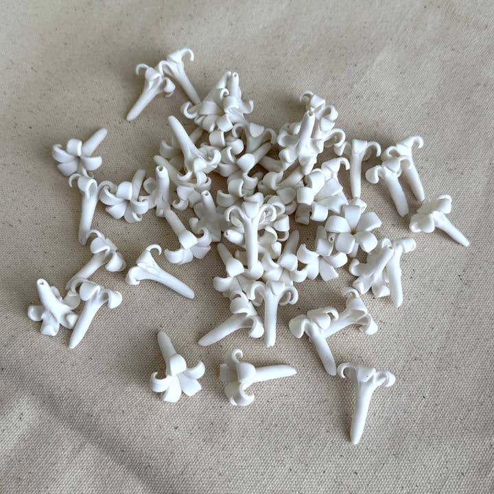 Vandtætte Puakenikeni Lerblomster, Hvide Blomster, Håndlavet for engroshandel hos OpalHaus