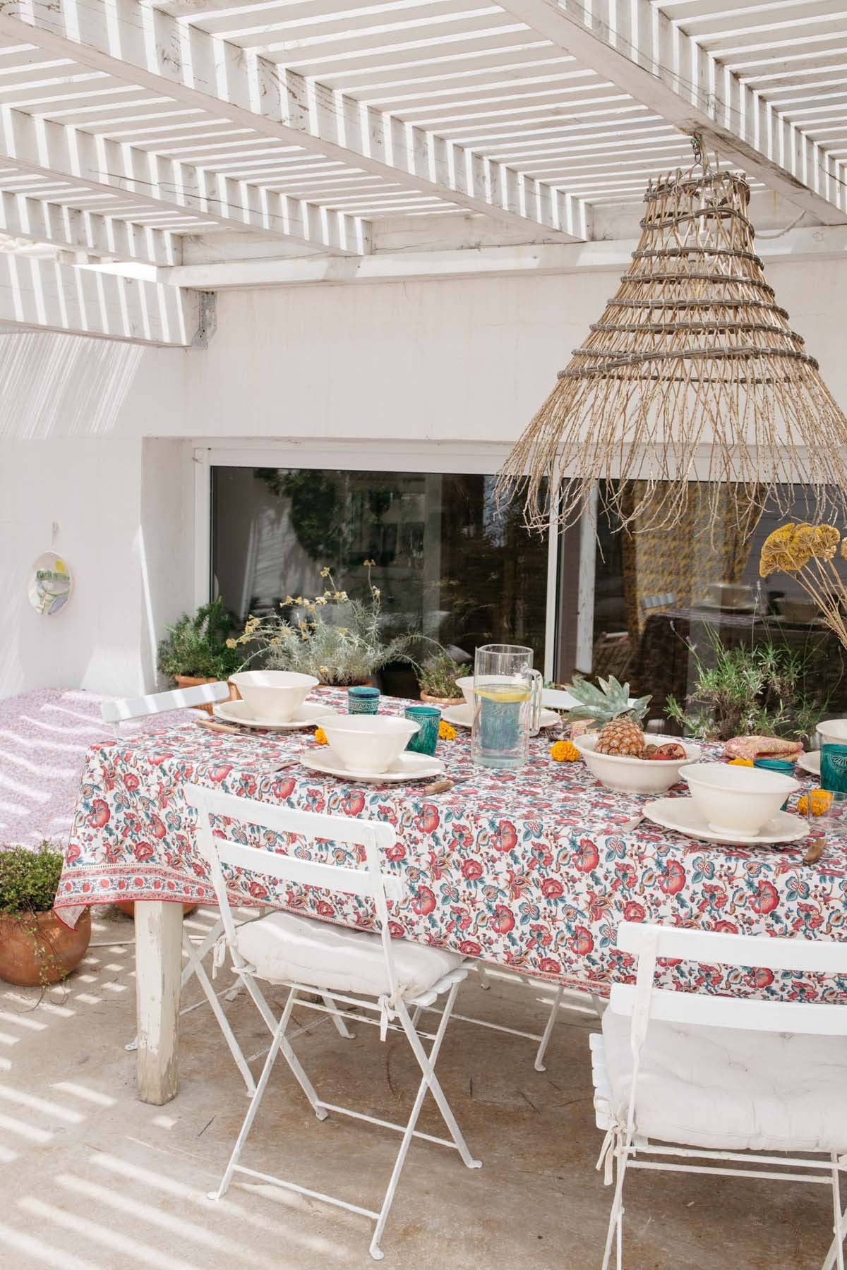 Fløde indiske blomster Carla dug med blomster i hvid, pink og grøn for engroshandel på Faire5