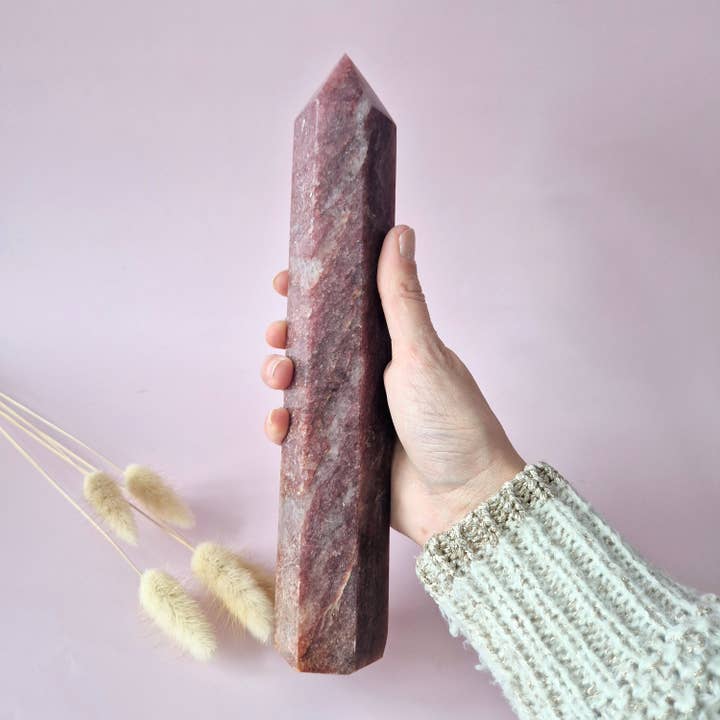 Obelisco de Piedra Preciosa XL Cuarzo Fresa Torre – 800g para venta al por mayor de Moonlight Gemstones