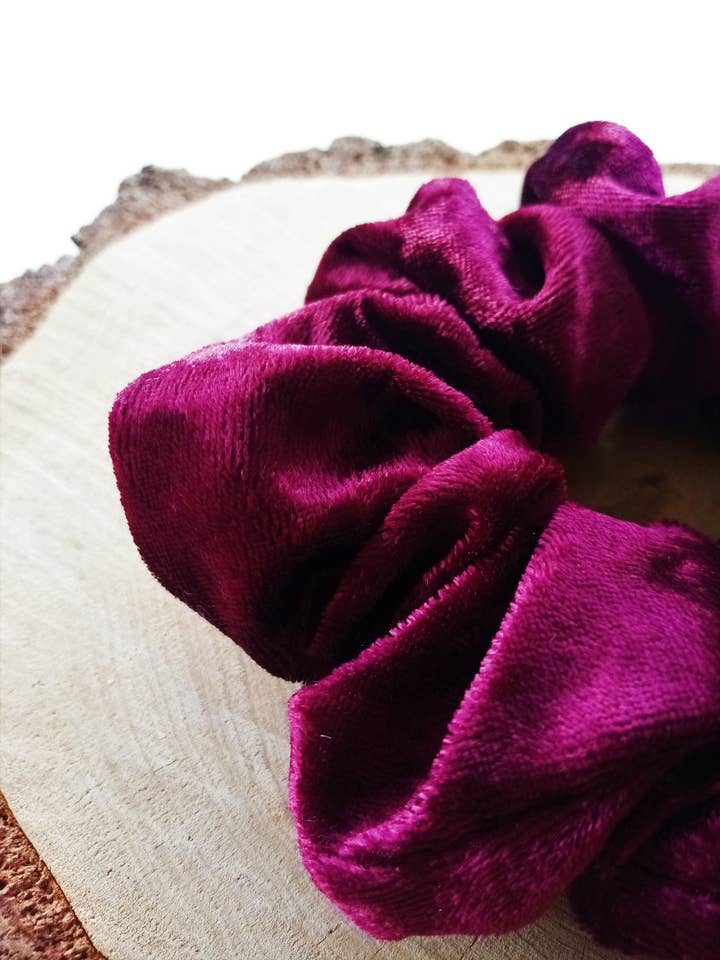 Rode bordeaux fluwelen scrunchie / Wine Lies voor wholesale door Esmée AccessoriesNco