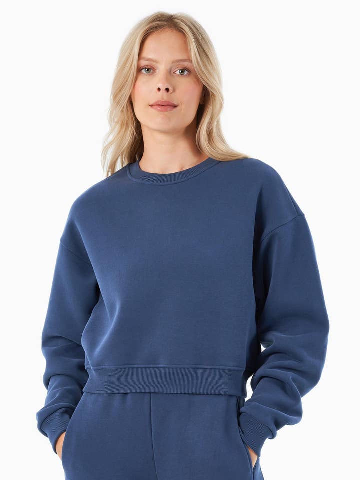 SILLIVIA | Essentials Travel Crop-Sweatshirt aus Bio-Baumwolle und recyceltem Polyester for wholesale by ORGANICATION