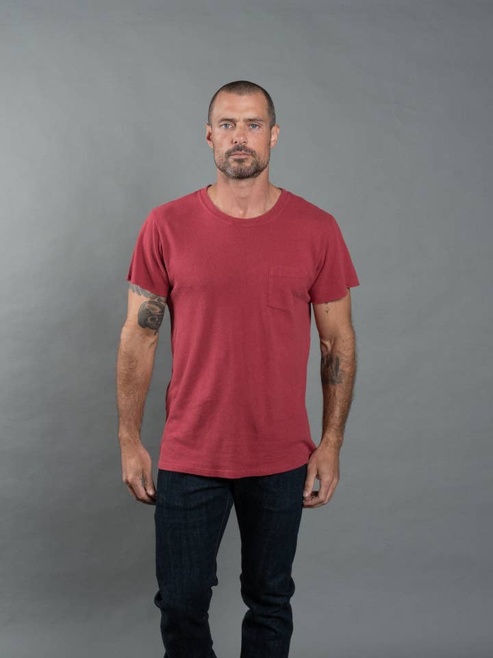 T-shirt à poche en lin mélangé pour homme pour la vente par Mika Jaymes