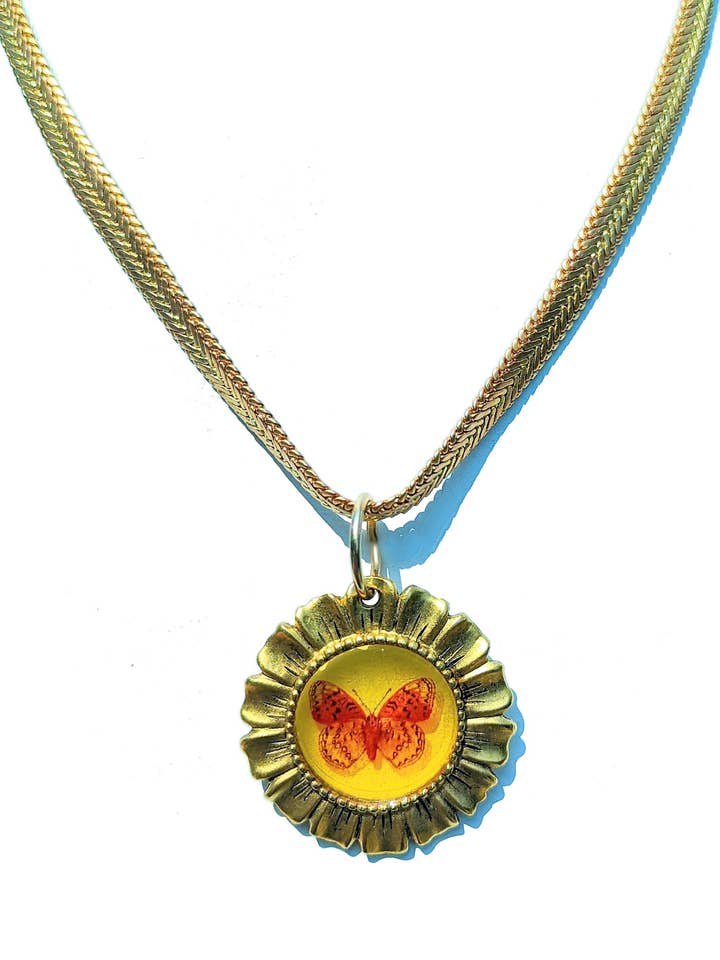 Vergoldeter Rahmen mit Blume- oder Schmetterlingsharzkette für den Großhandel von Gay Isber Designs