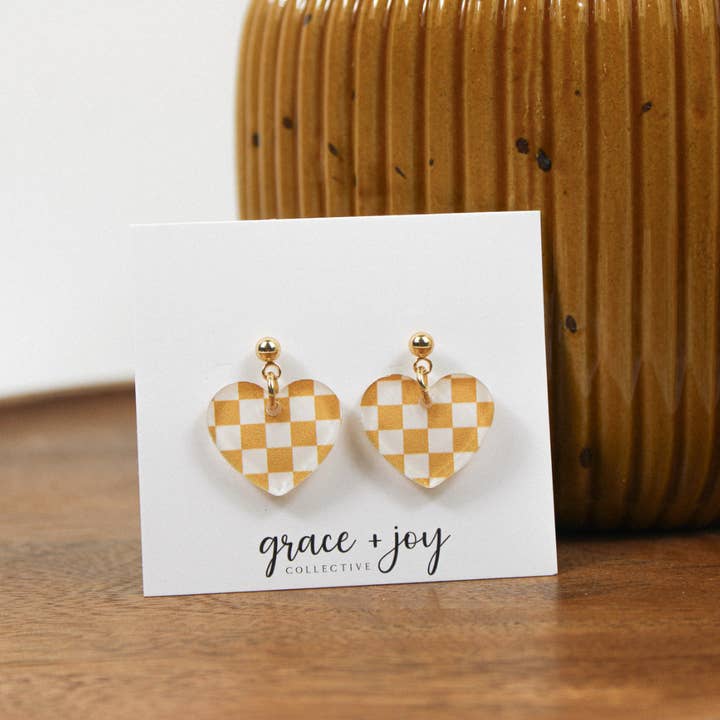 Pendientes colgantes de corazón a cuadros amarillos, pendientes de acrílico para venta al por mayor de Grace + Joy Collective