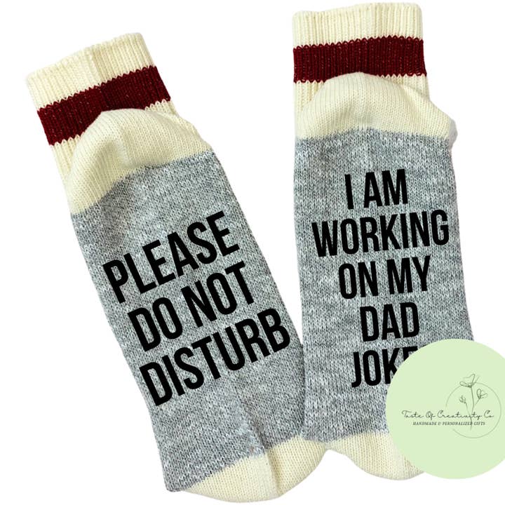 "Estou a Trabalhar nas Minhas Piadas de Pai" Meias de Conversa, Meias de Novidade por atacado de Taste of Creativity CO.