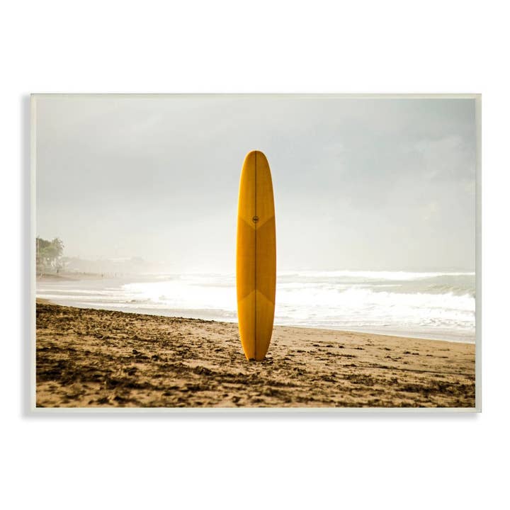 Stupell Industries - Venta al por mayor Panel decorativo - Tabla de surf amarilla en arena cerca de la orilla fotográfica placa de pared