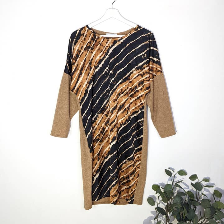 Tempest Designs – wholesale Dress – Women's – Satin feel front horizontal batik style print long sleeve dress with warm fabric on black (M)2