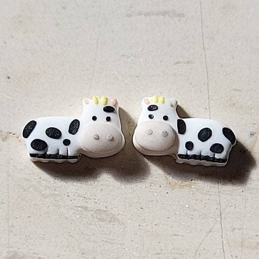 Brincos Pequenos de Vaca | Jóias de Animais Fofos por atacado de NoomCottageClay
