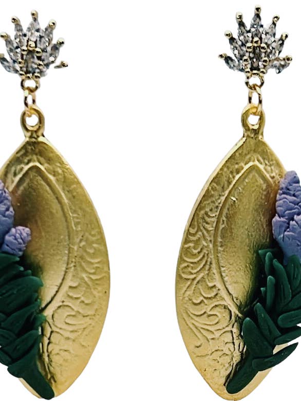 Lavendelkleurige oorbellen met bladeren voor wholesale door Maia Sol Designs