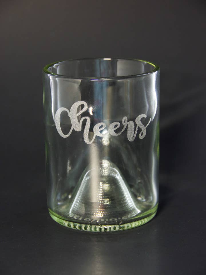 Gegraveerde wijnfles glas Cheers Clear 12oz Up-cycled voor wholesale door A Second Round Glass