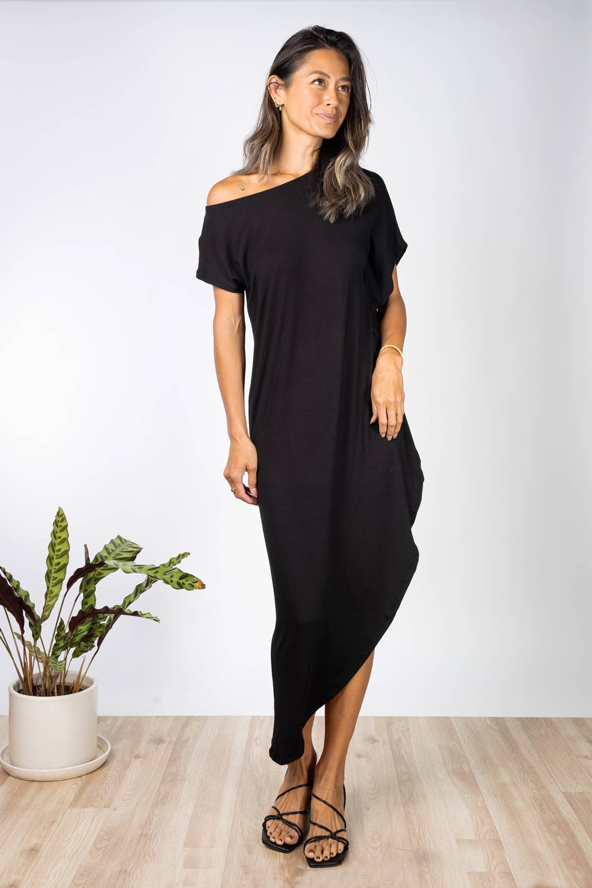 Ten Tomorrow – Großhandel Kleid – Damen – Lola Asymmetrisches Kleid (Black)1