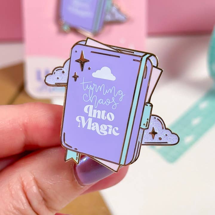 Förvandla kaos till magi emaljpin för wholesale av Lula Rocks