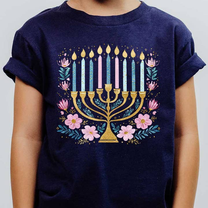 T-shirt graphique pour enfants avec menorah de Hanoucca pour la vente par Kids By Kissed Apparel