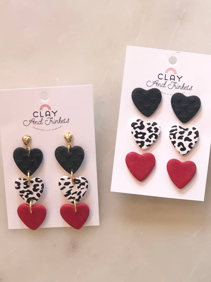 Boucles d'oreilles pendantes/clous Reine de Cœur pour la vente par Clay and Trinkets