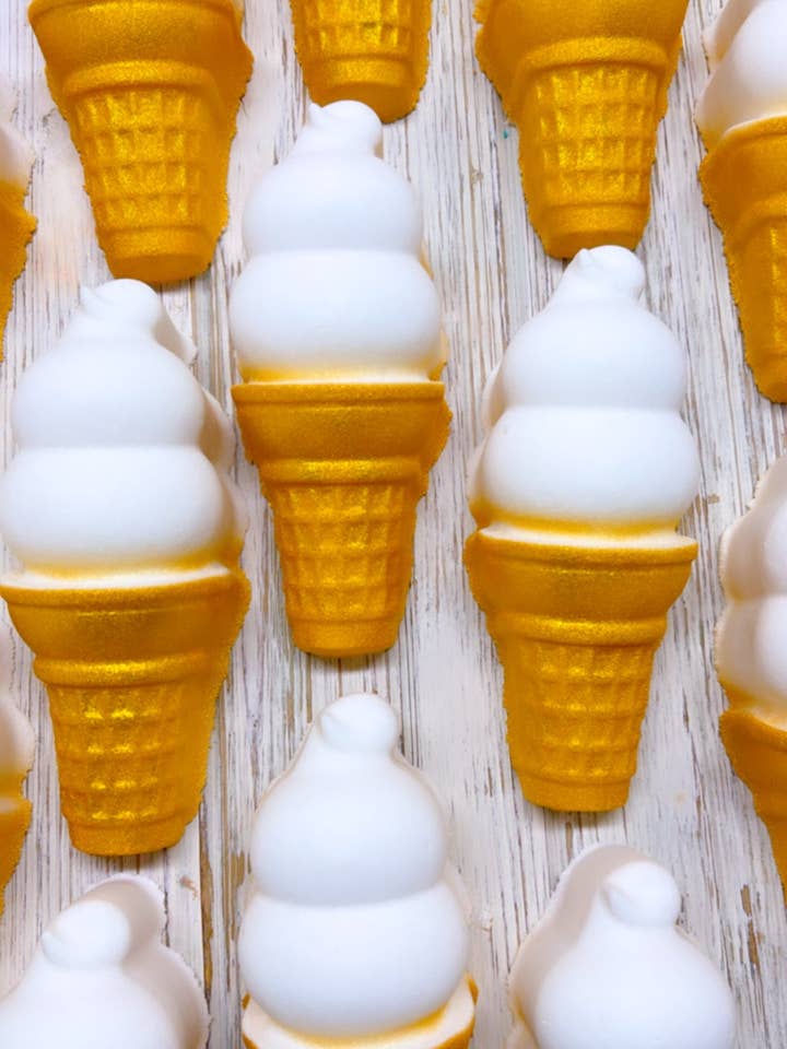 Grand cornet de crème glacée pour la vente par Fizz Soakery