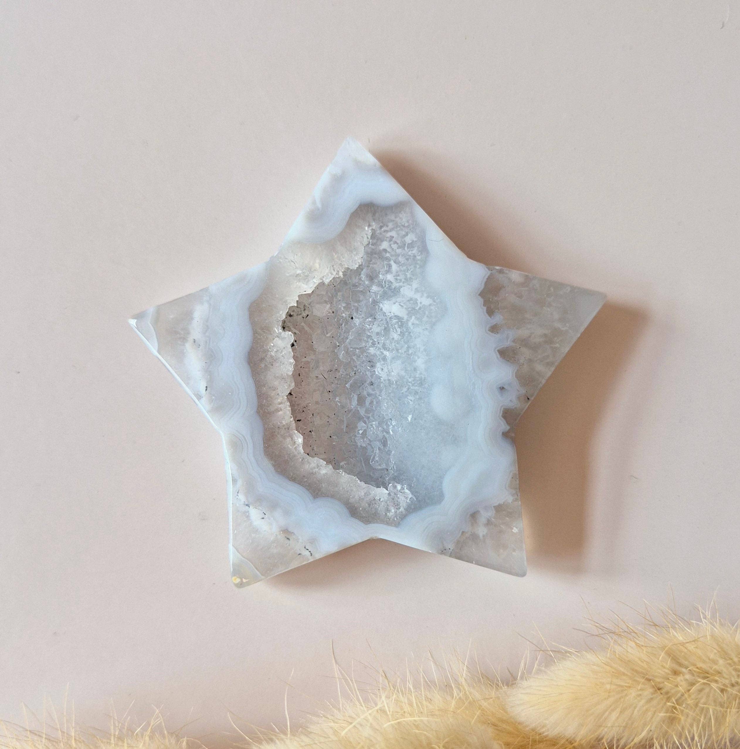 Moonlight Gemstones - Vente Pierre et cristal de spiritualité - Étoile en agate grise druzy 6-7 cm | Sculpture en cristal pleine de lumière et de calme3