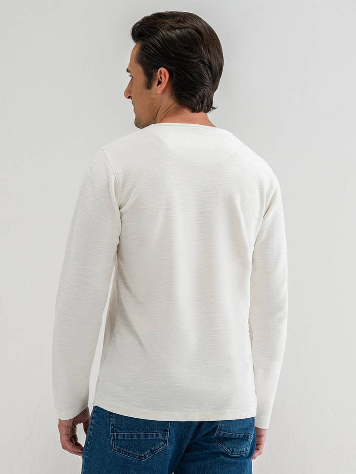 Brian Oak Limited – Großhandel T-Shirt – Herren – Langärmliges Off-White T-Shirt mit Struktur und Rundhalsausschnitt