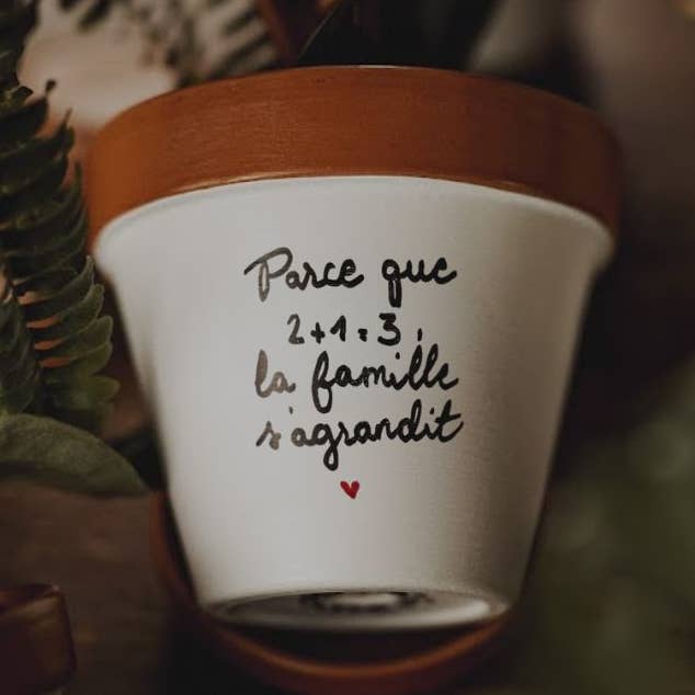 Blomkruka "Eftersom 1+1=3… ♥" Graviditetsmeddelandegåva för wholesale av Joli Pot