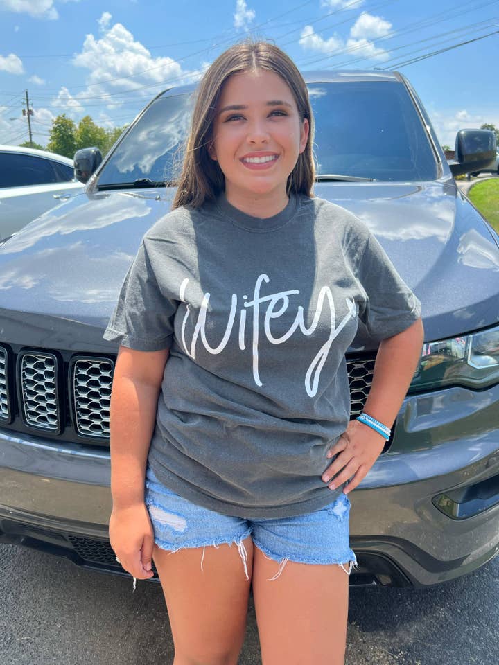 Wifey Graphic Tee for engroshandel hos SGB Wholesale