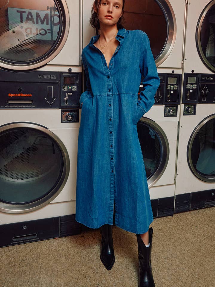Långärmad jeansskjortklänning med knapp för wholesale av Lara Daisy