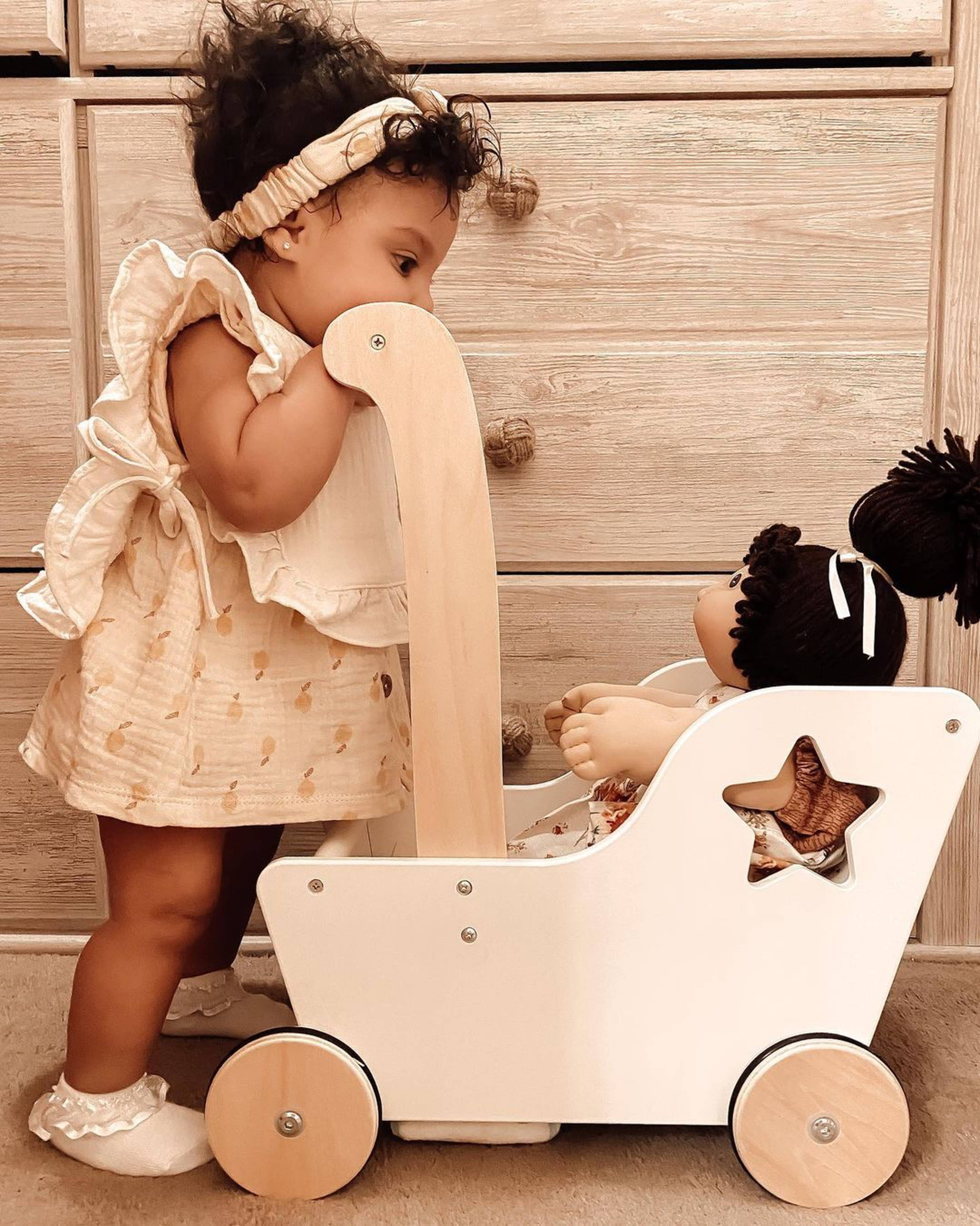 Ali+Oli - Wholesale Babyslabbetje - baby's - Babyslabbetje van mousseline katoen met ruches (ivoor)2