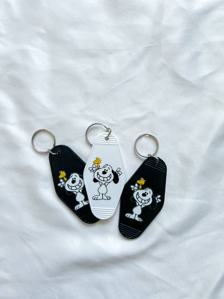 Llavero estilo motel de Snoopy y Woodstock para venta al por mayor de Simply True Design Co.