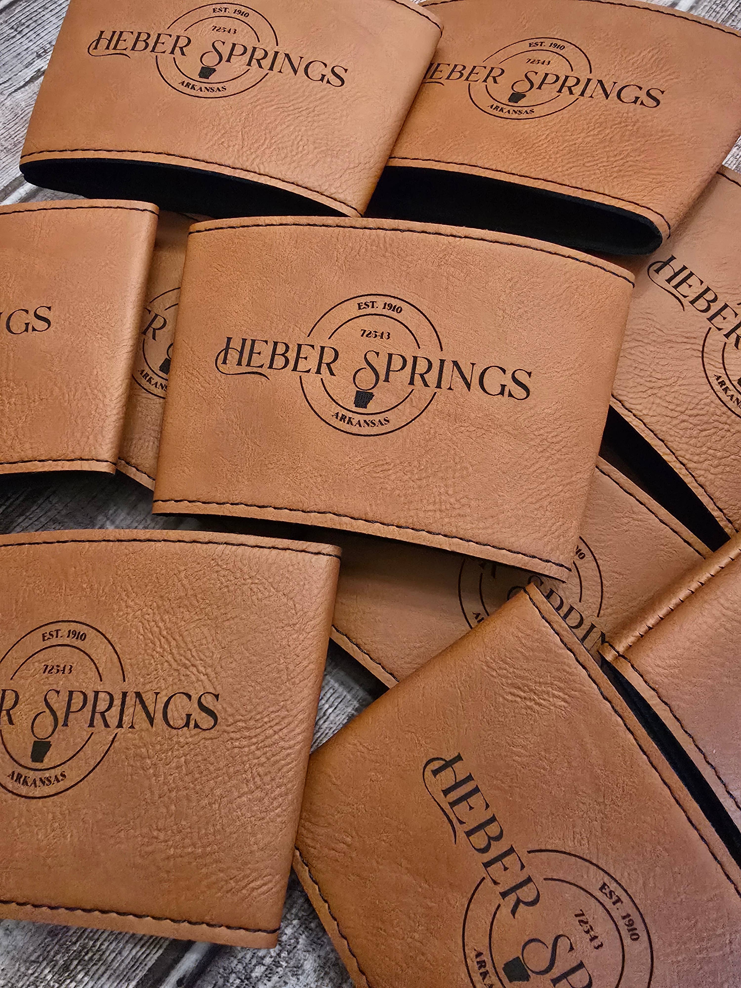 The Rural Home - Venta al por mayor Fundas para recipientes de bebida - Manga de Taza de Cuero Sintético Grabada – Marca de Cafetería Reutilizable11