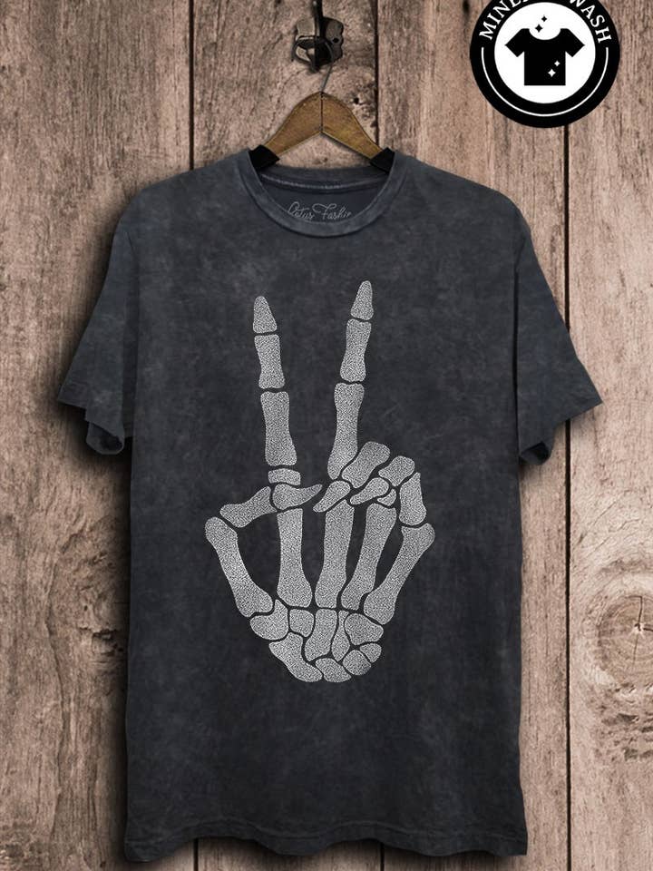 Top mit Totenkopfmotiv und Friedenszeichen für den Großhandel von Lotus Fashion Collection