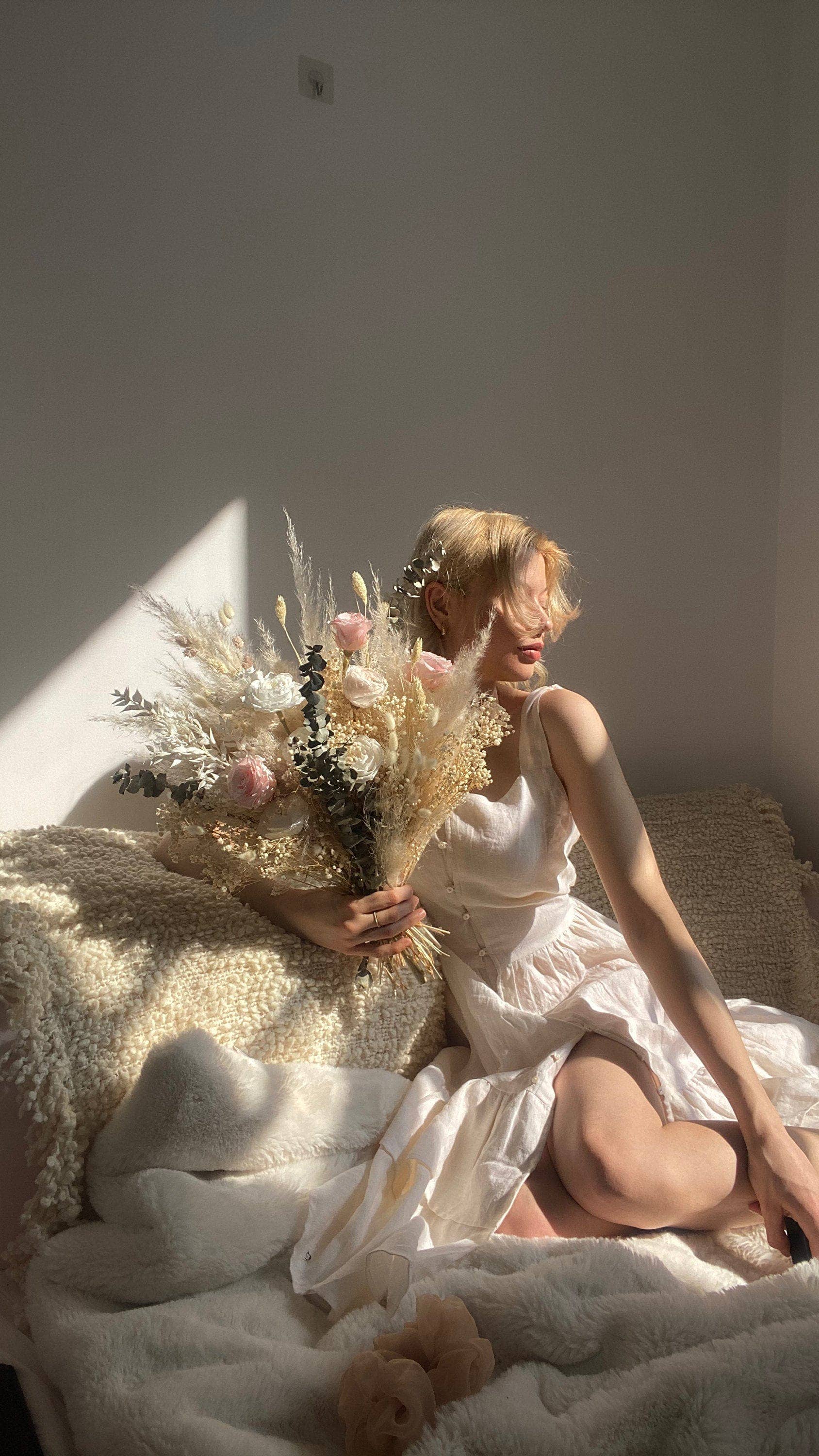 Hidden Botanics – wholesale Torkade/pressade blommor – Brudbukett med torkade blommor i sandfärgat creme och pastellrosa9