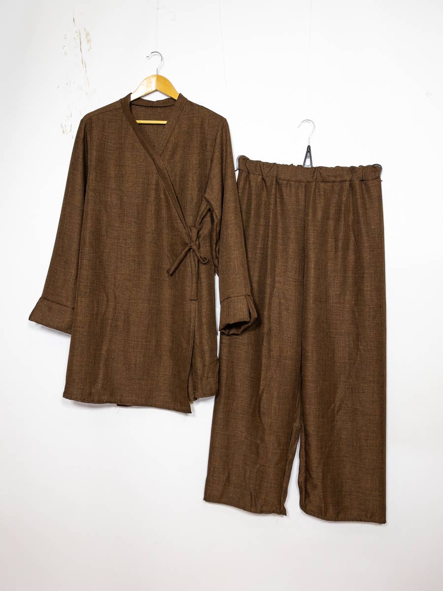 IDEAL OUTFIT – Großhandel Set aus Oberteil und Hose (NICHT Loungewear) – Damen – Abaya-Set mit überkreuztem Oberteil und seitlichen Knoten1