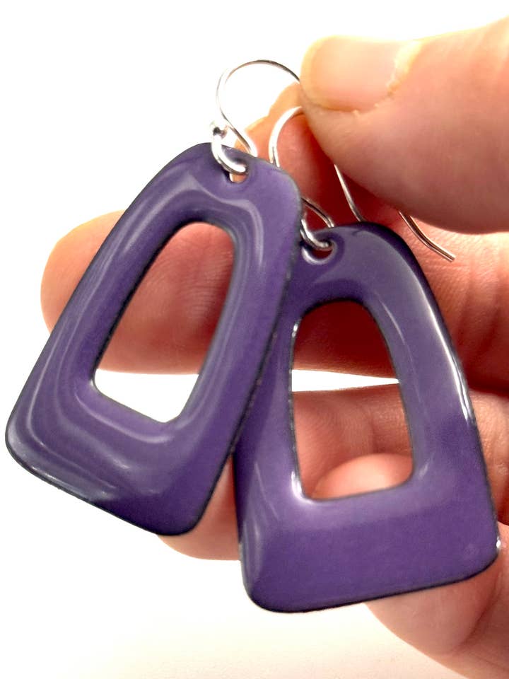 Boucles d'oreilles rectangulaires rétro, émail cuivre violet iris pour la vente par Magpie Mouse Studios