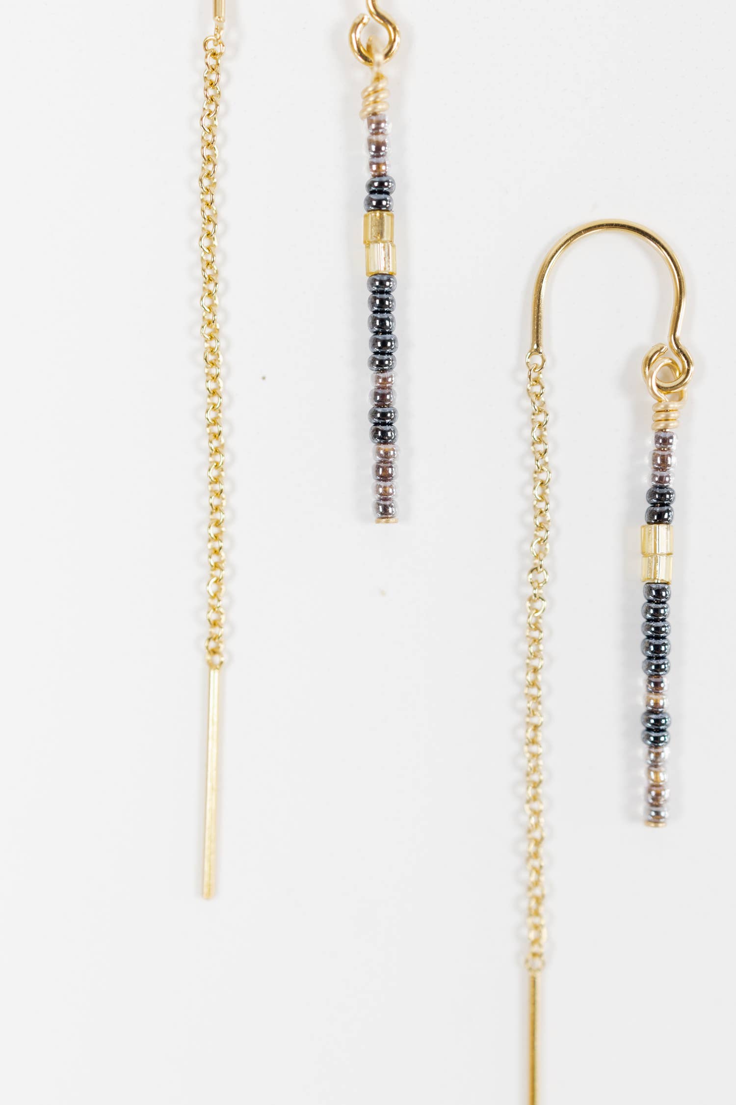 Mira Kauai - Vendita all'ingrosso Orecchini pendenti - Orecchini minimali con perline di vetro blu italiane1