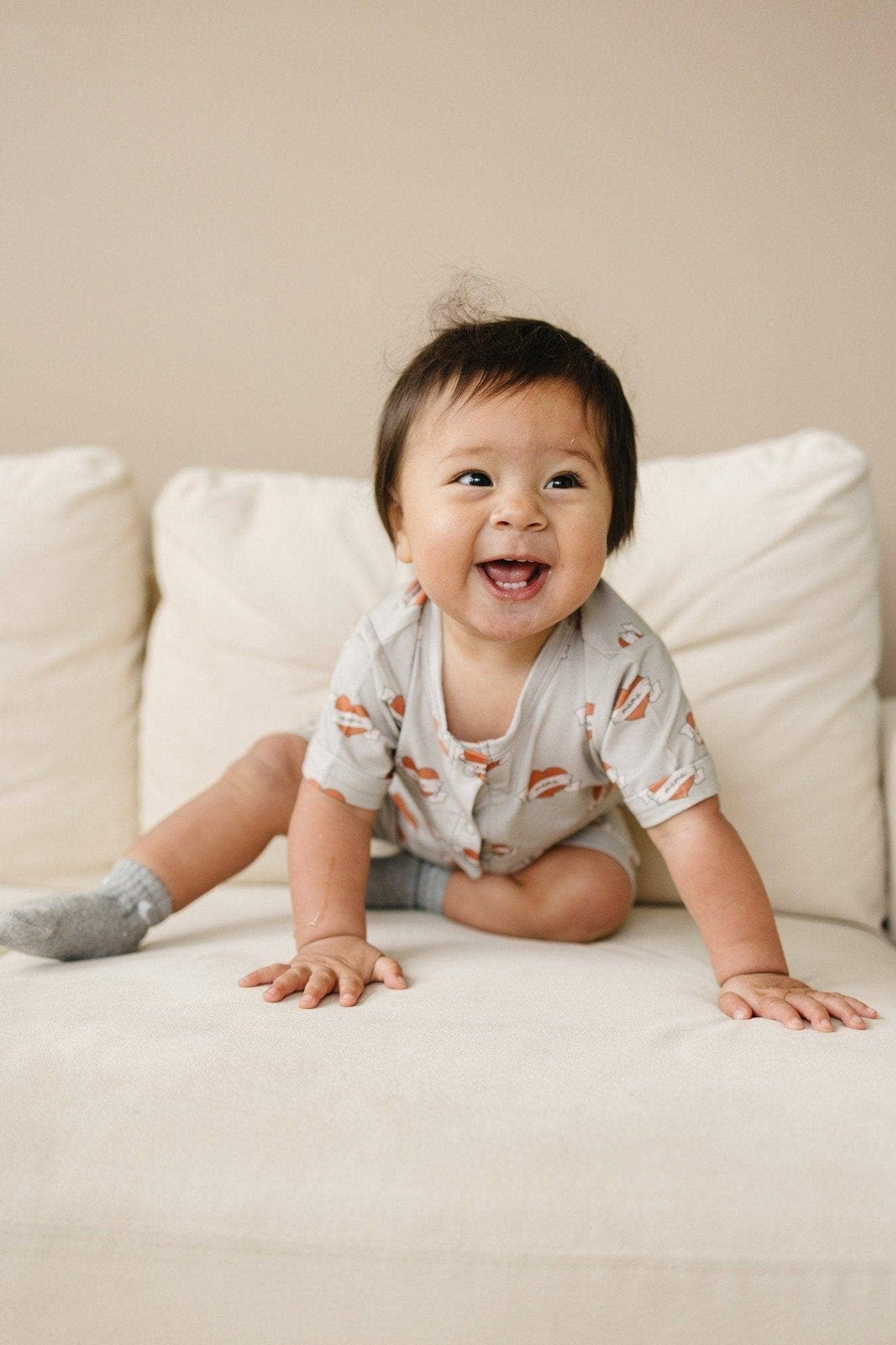 Little Joy Co. - Vente Barboteuse – bébé - Barboteuse Henley en bambou Mama Tattoo Hearts8