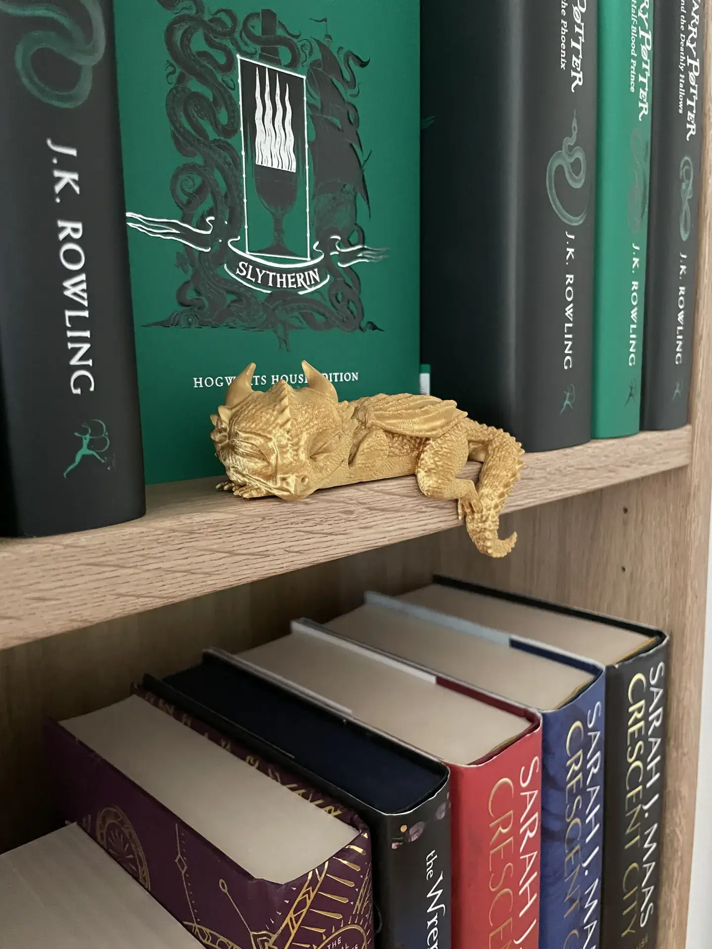 Modern Wood Cases – Engroshandel Pyntefigur – 3D-printet sovende babydrage - bogniche og hyldedekoration1