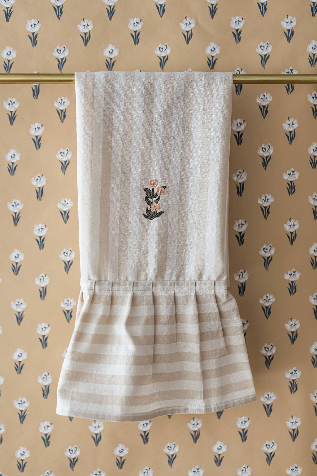 Galley and Fen - Vendita all'ingrosso Strofinacci - Panno da cucina Frances con volant e ricamo floreale1