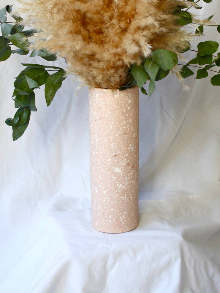 Hohe rosa Vase aus Jesmonite für den Großhandel von Terrazzo Italia