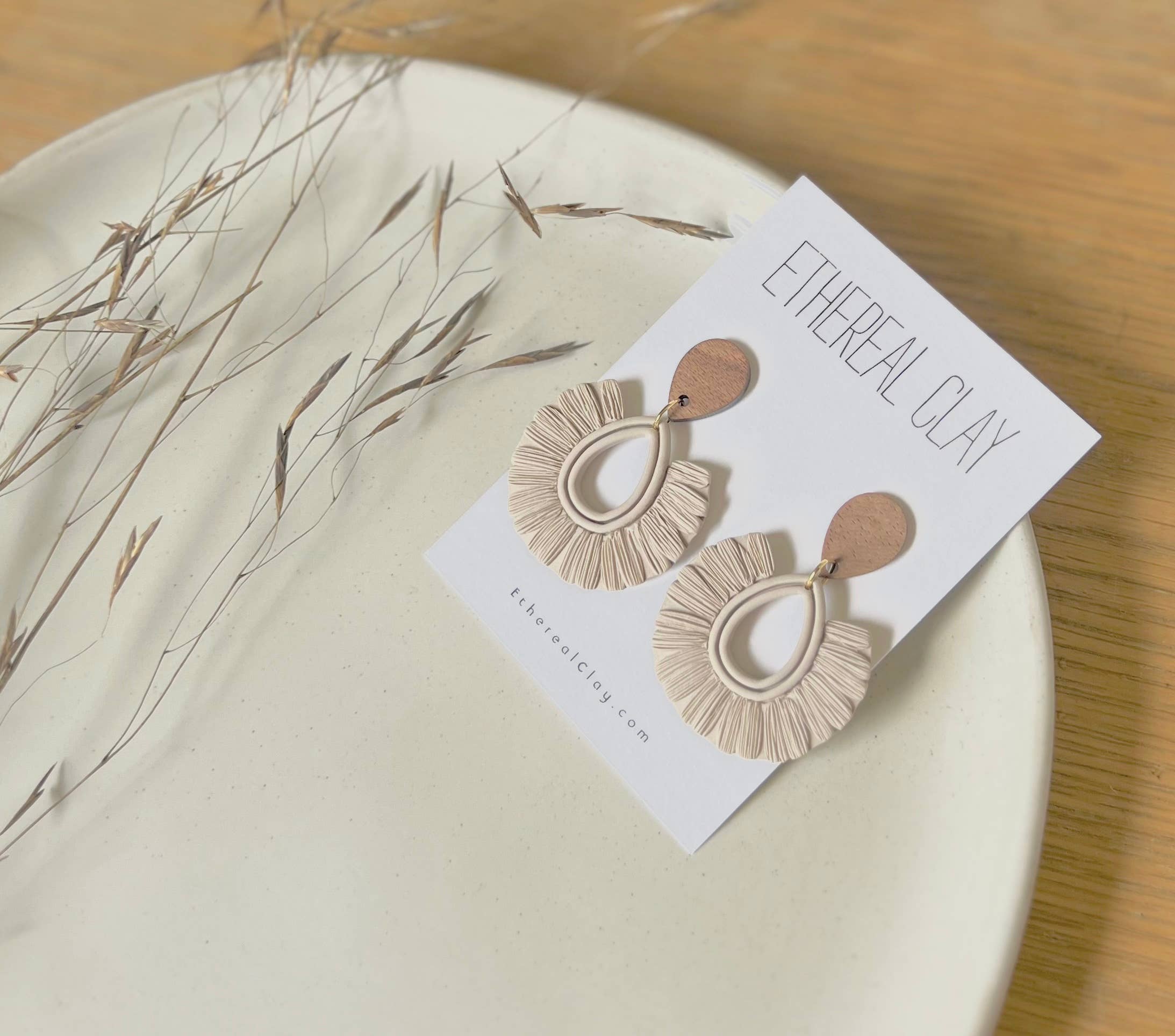 Ethereal Clay - Vendita all'ingrosso Orecchini pendenti - Ciondoli in argilla ispirati alla rafia, stile boho, con borchie in legno